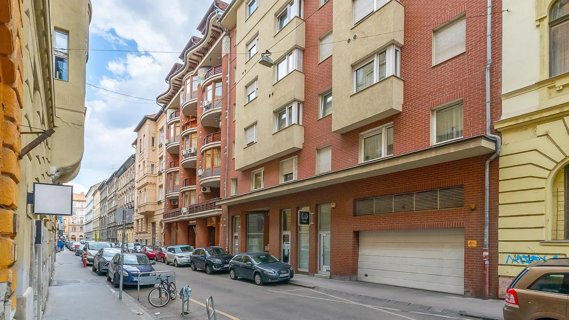 Weiner Apartment With Balcony بودابست