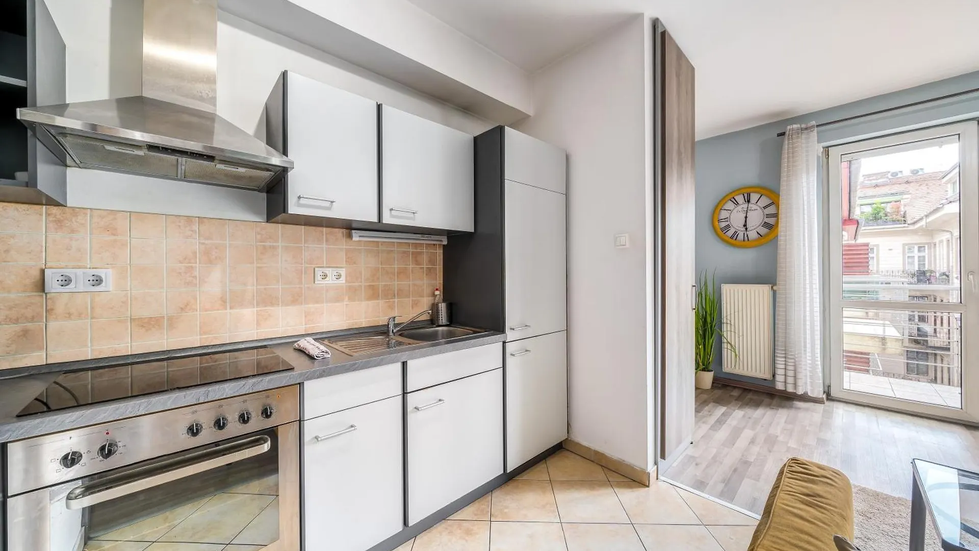 Weiner Apartment With Balcony بودابست
